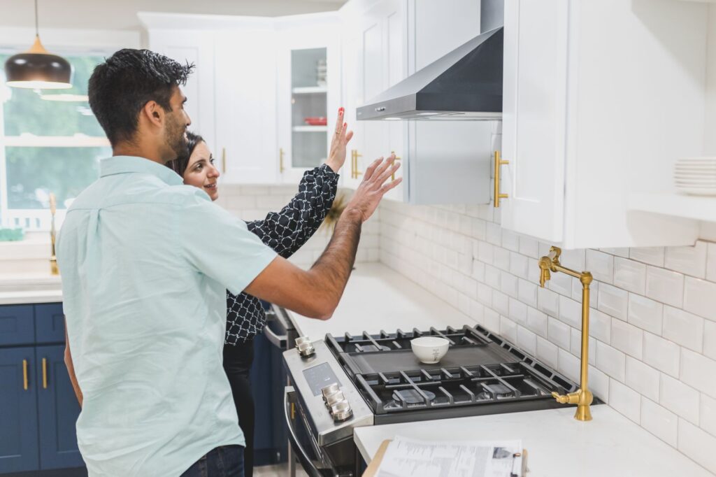 מטבח פתוח לסלון: למה הפלת קיר היא רק 10% מהעבודה