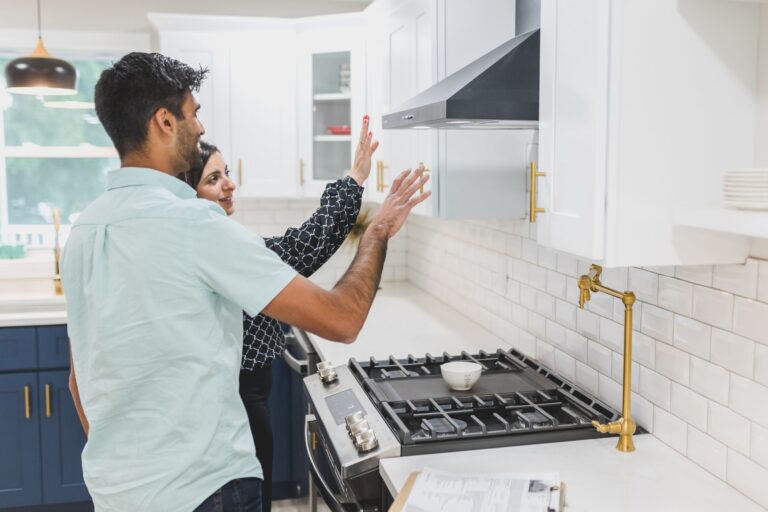מטבח פתוח לסלון: למה הפלת קיר היא רק 10% מהעבודה
